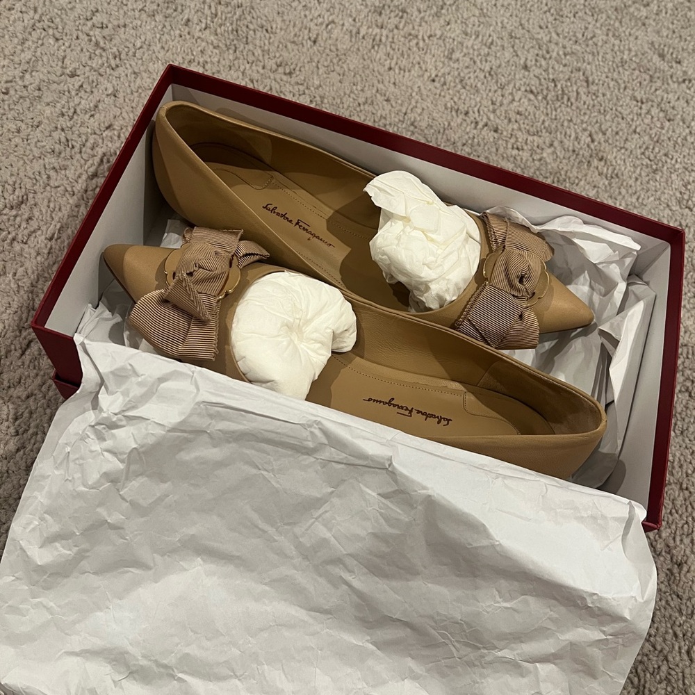 SALVATORE FERRAGAMO Talla 20 Beige Leather Pointed Flats Women's Size 9 - Picture 4 of 10